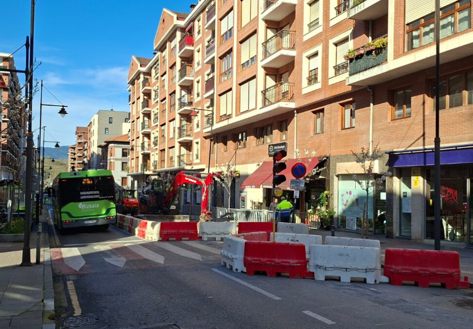 La parada de autobús de Juan Bautista Uriarte se unificará a la más próxima al Ayuntamiento