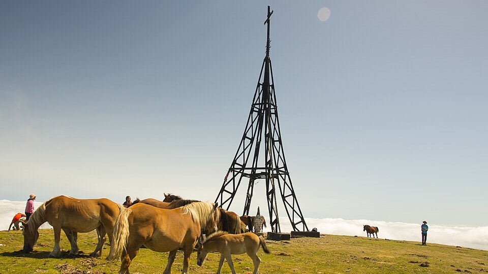 Álava y Bizkaia invertirán más de 167.000 euros en reparar la cruz del Gorbea