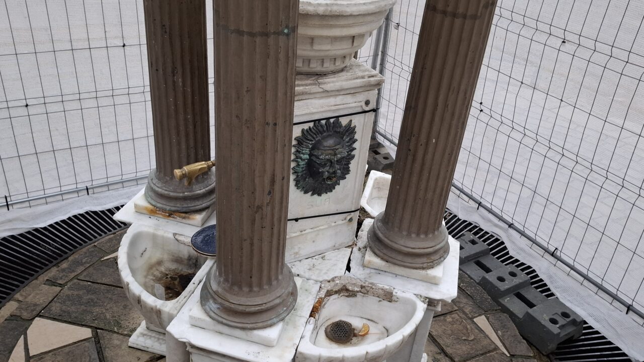 Comienza los trabajos de restauración de la fuente de la Plaza Unamuno en el Casco Viejo