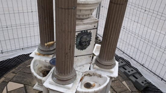 Comienza los trabajos de restauración de la fuente de la Plaza Unamuno en el Casco Viejo