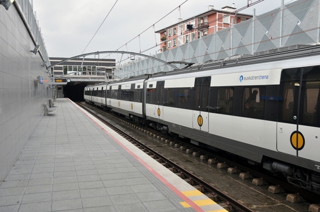 Euskotren refuerza el servicio nocturno por las fiestas de San Prudentzio en Traña