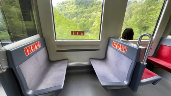 Así son los nuevos asientos grises de Metro Bilbao: más visibles y mejor señalizados