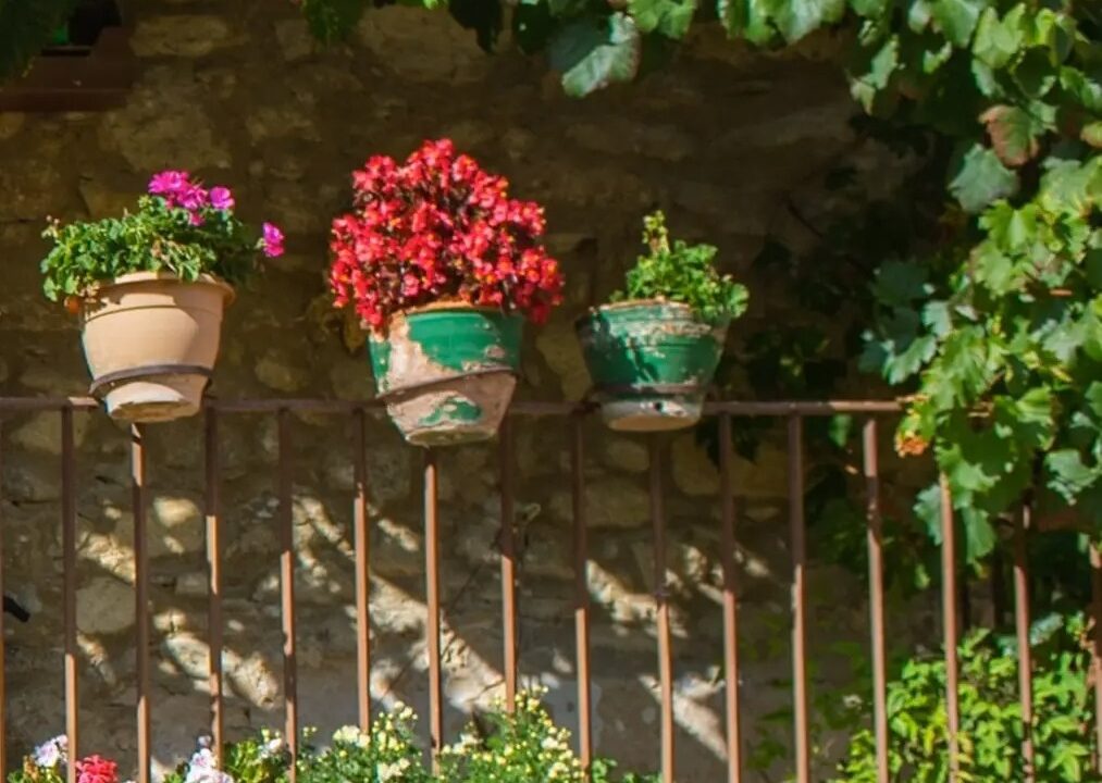 Los vecinos de Sondika empiezan a decorar sus terrazas para esta nueva edición del concurso de ornamentación de balcones