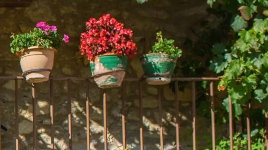 Los vecinos de Sondika empiezan a decorar sus terrazas para esta nueva edición del concurso de ornamentación de balcones