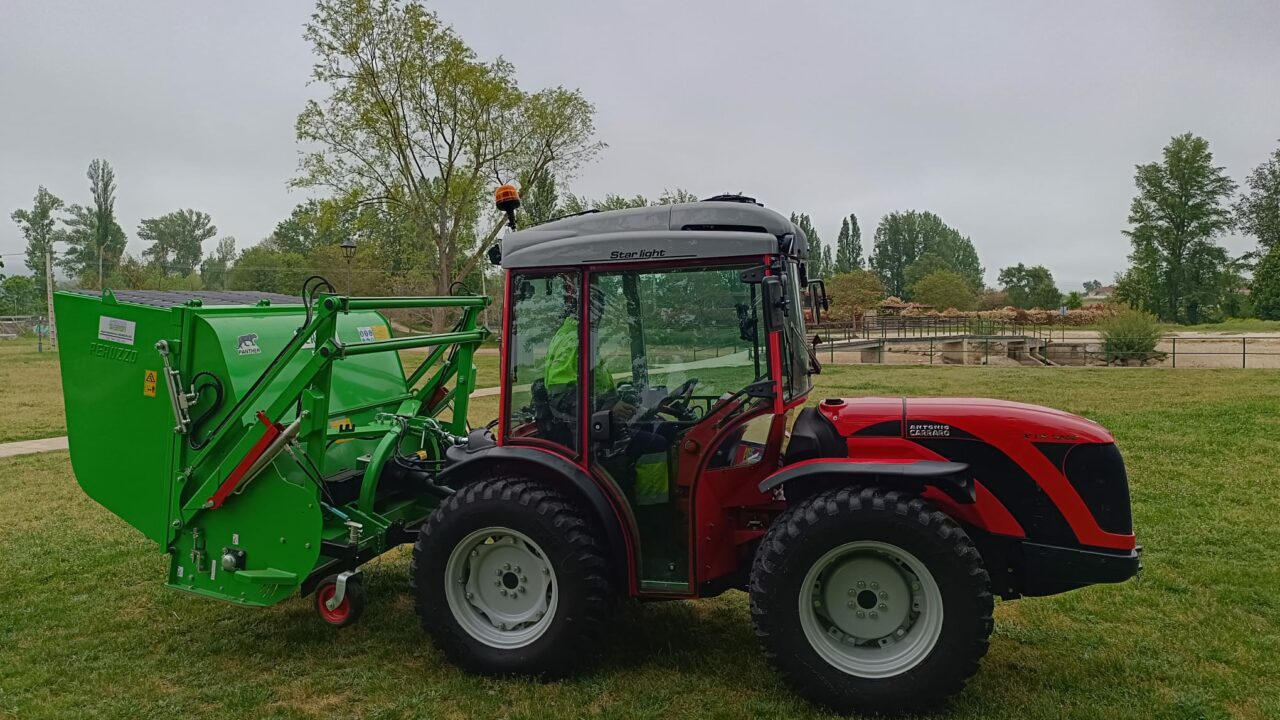 Villarcayo incorpora un tractor ‘todoterreno’ para mejorar el mantenimiento del municipio todo el año