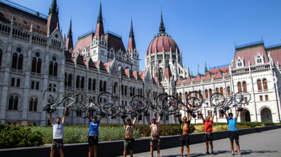 De Bilbao a Tarifa contra Google Maps: unos ciclistas vizcaínos retan al navegador