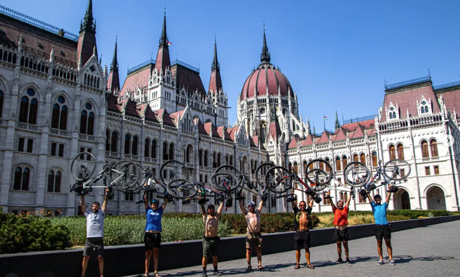 De Bilbao a Tarifa contra Google Maps: unos ciclistas vizcaínos retan al navegador