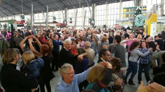 La estación de Abando acogerá una nueva sesión de bailes de salón este domingo 3 de mayo