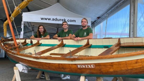 “Cada barco tiene una historia”: tres hermanos devuelven la vida a embarcaciones de madera en Bizkaia