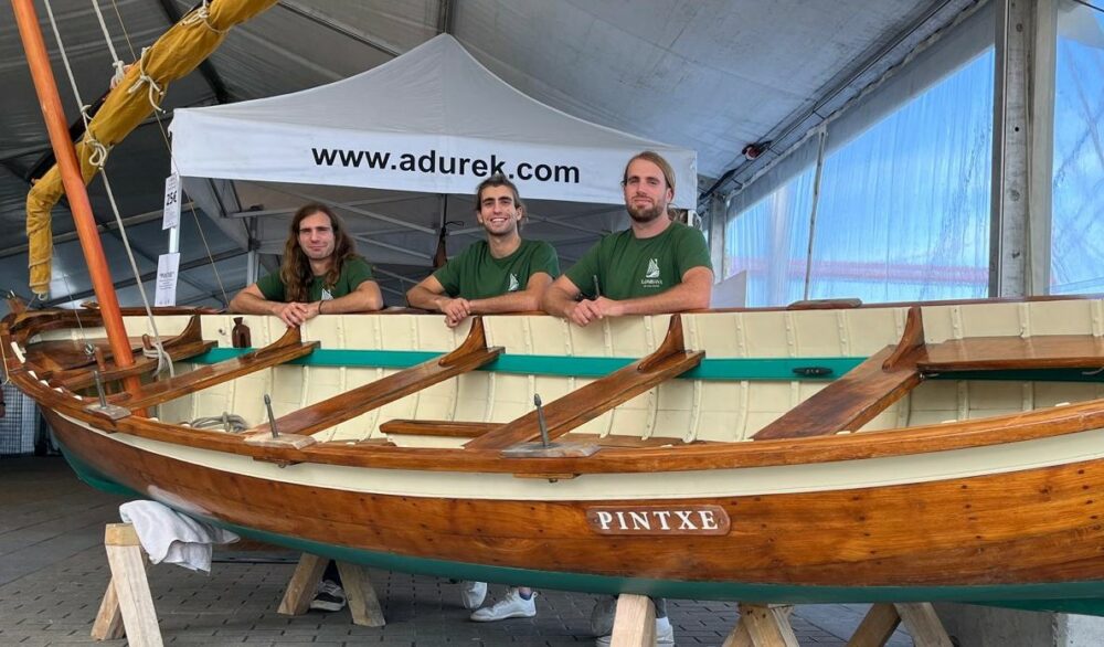 “Cada barco tiene una historia”: tres hermanos devuelven la vida a embarcaciones de madera en Bizkaia