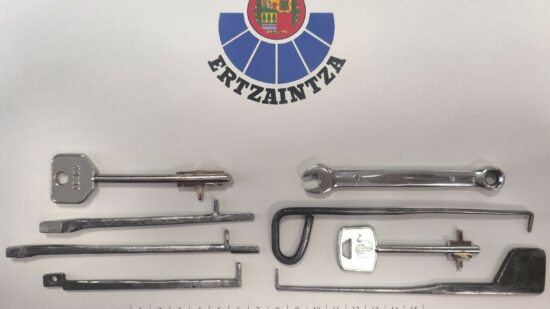 Detenidos en Bilbao dos hombres por el robo con ganzúas en tres viviendas