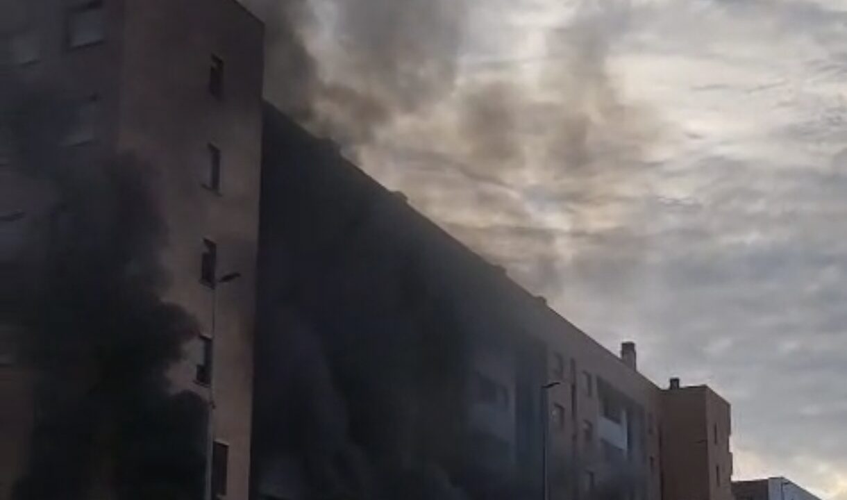 Tres vehículos calcinados y tres personas heridas leves en el incendio de Muskiz