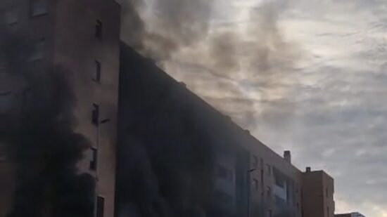 Tres vehículos calcinados y tres personas heridas leves en el incendio de Muskiz
