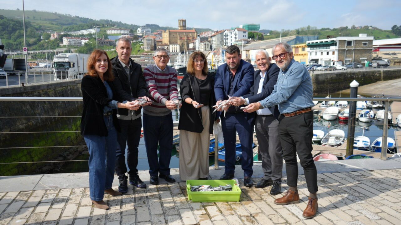 Euskadi amortigua el impacto de la mala costera del verdel con más flexibilidad en las lonjas