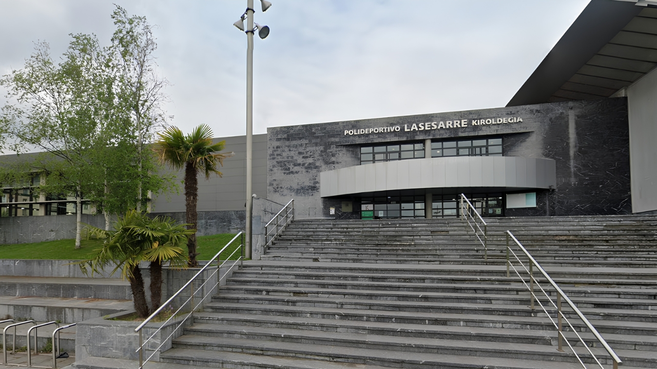 Una oyente denuncia que el ascensor del polideportivo de Lasesarre lleva tres meses averiado