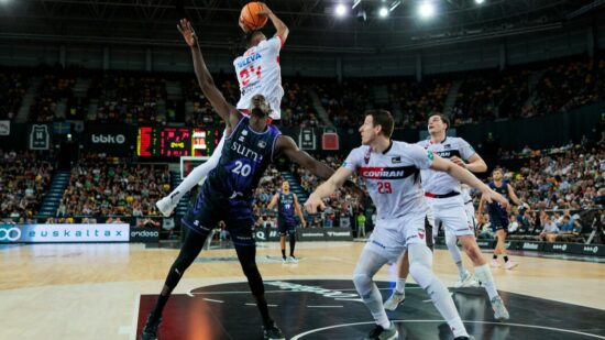 El Surne Bilbao quiere más: doblega a Covirán Granada y tiene el playoff en el punto de mira