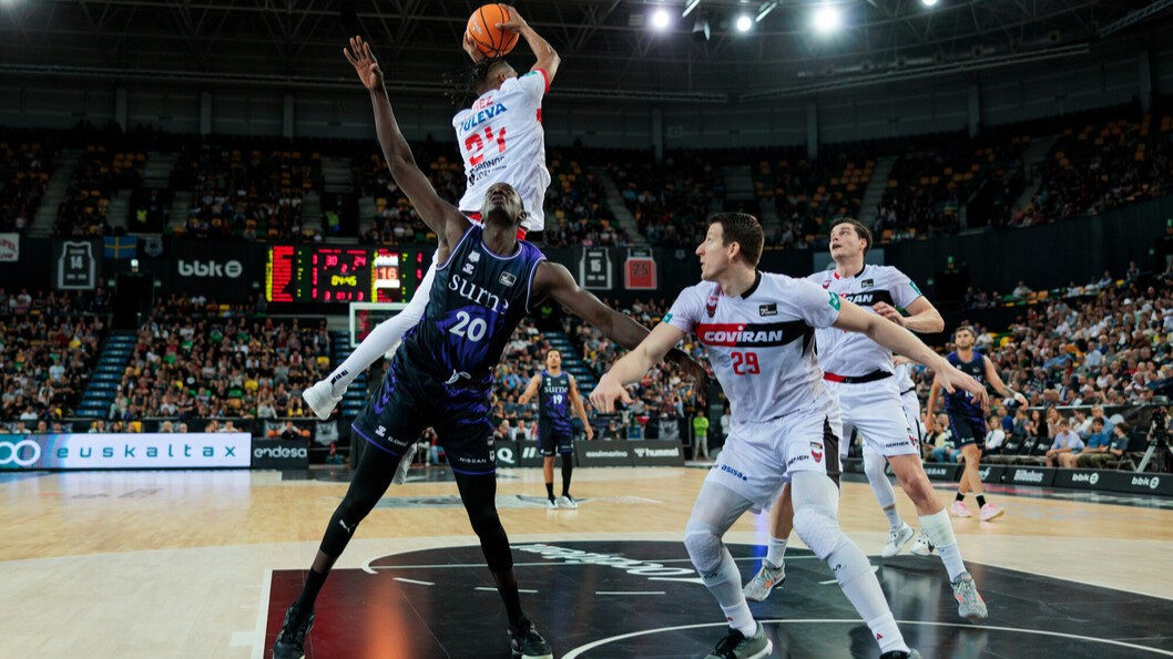 El Surne Bilbao quiere más: doblega a Covirán Granada y tiene el playoff en el punto de mira