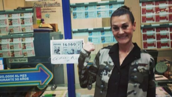 Ainhoa, la lotera de Mercabilbao reparte el segundo premio del sorteo del Día de la Madre