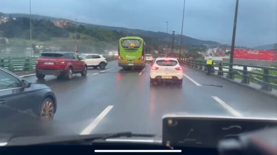 Varios accidentes complican la mañana de lunes en las carreteras de Bizkaia y cortan Santo Domingo