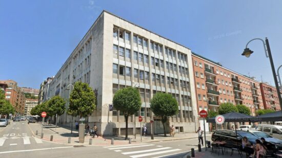 Dos vecinos evitan el robo a un conductor de ambulancias en la calle Luis Power