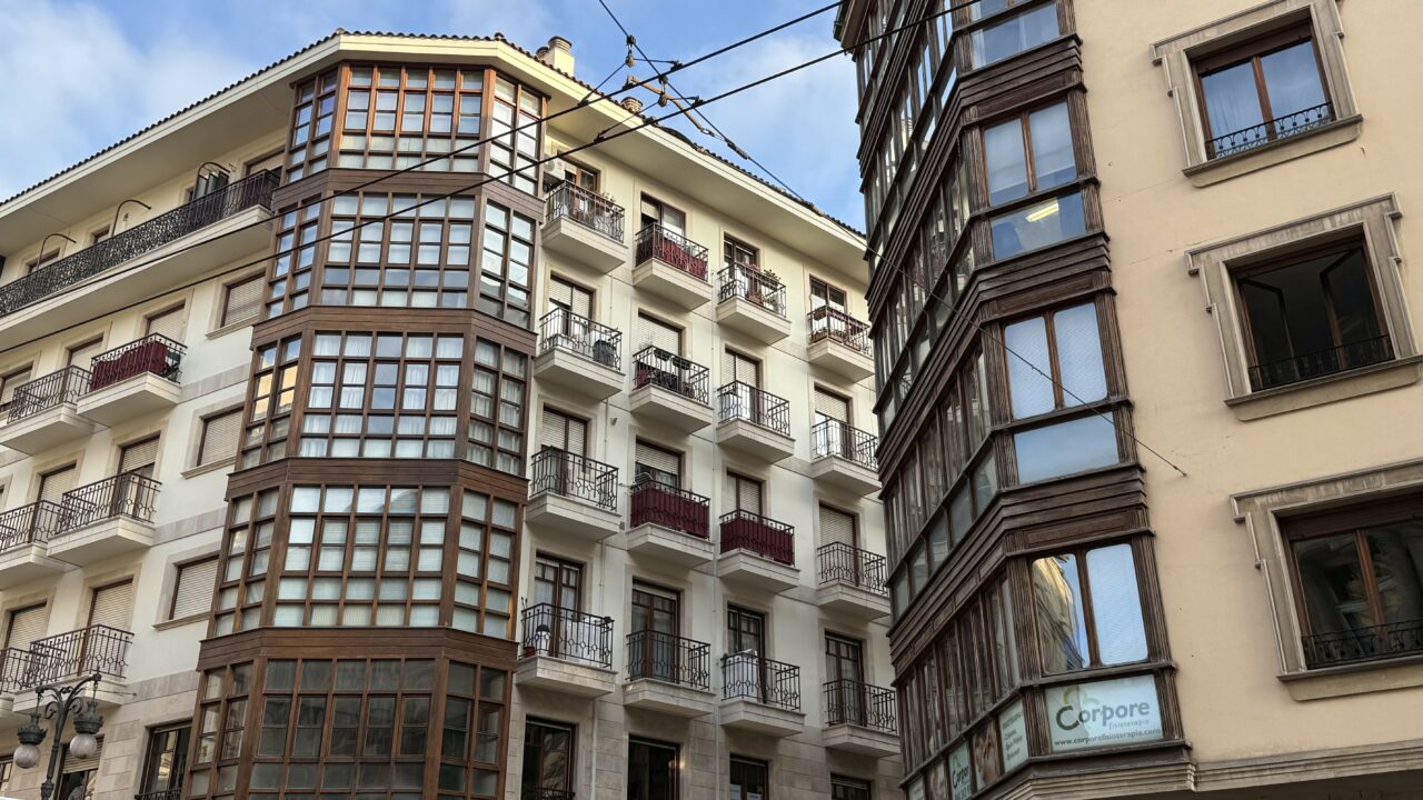 Ayuda para la emancipación en Euskadi: cómo solicitar los 300 euros, requisitos y novedades