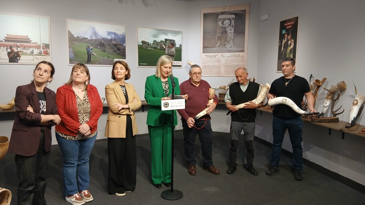 Las Juntas Generales de Bizkaia acoge la exposición de Siglos de Tañidos. Sansoaç eta Adarraç