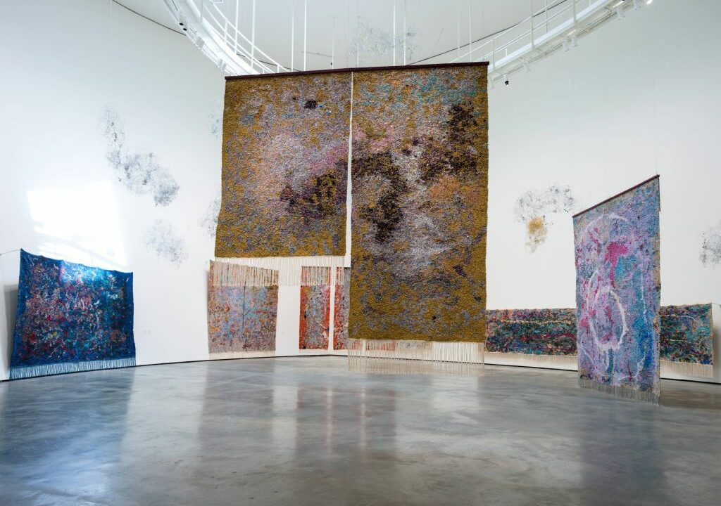 El Museo Guggenheim presenta la obra in situ: Igshaan Adams, Levantando el polvo: El archivo del cuerpo