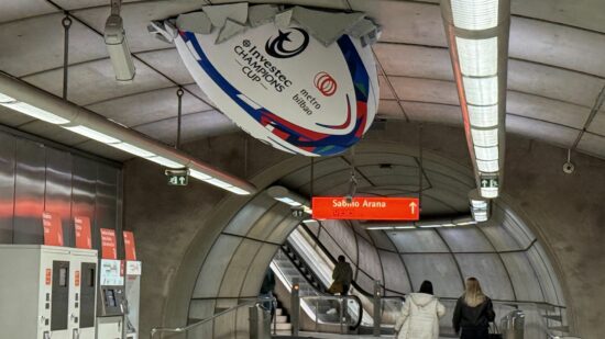 Dos balones gigantes irrumpen en el metro de Bilbao y anuncian las grandes finales europeas de rugby