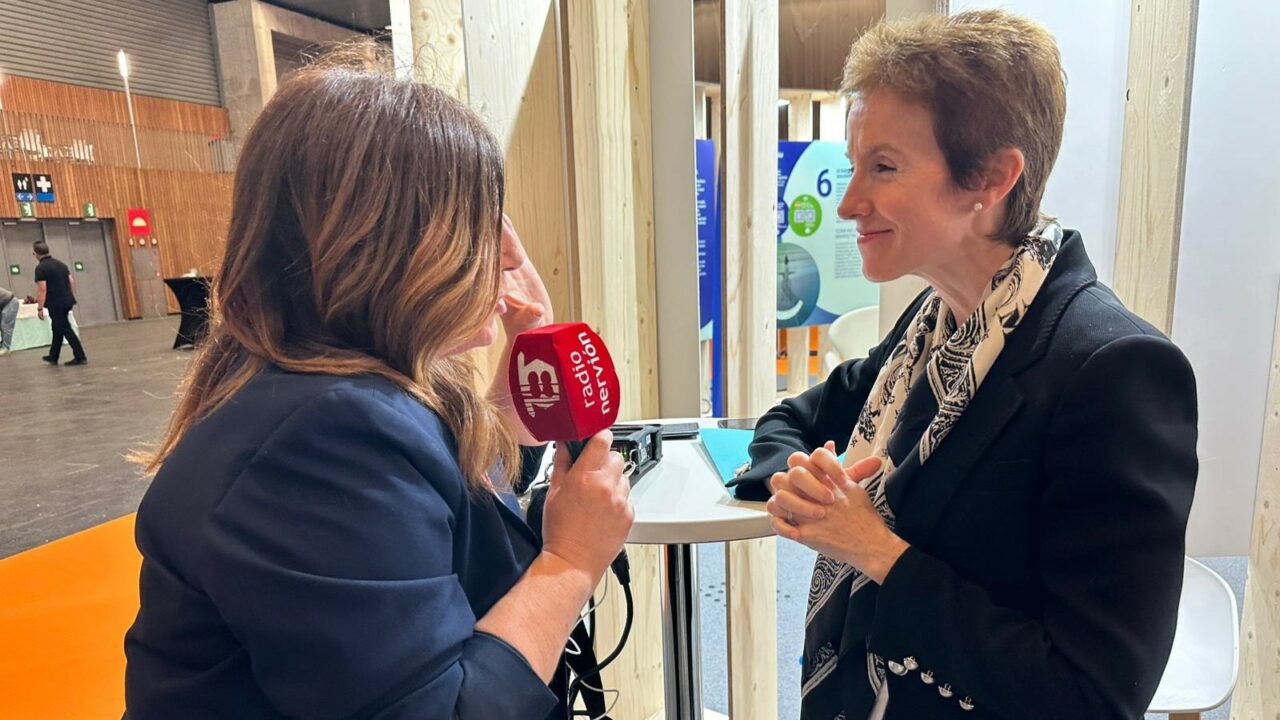 Sonia Pérez, en el stand de Radio Nervión y Telebilbao en Expovacaciones: «El visitante se queda más tiempo con nosotros e implica que conocen más Bizkaia»