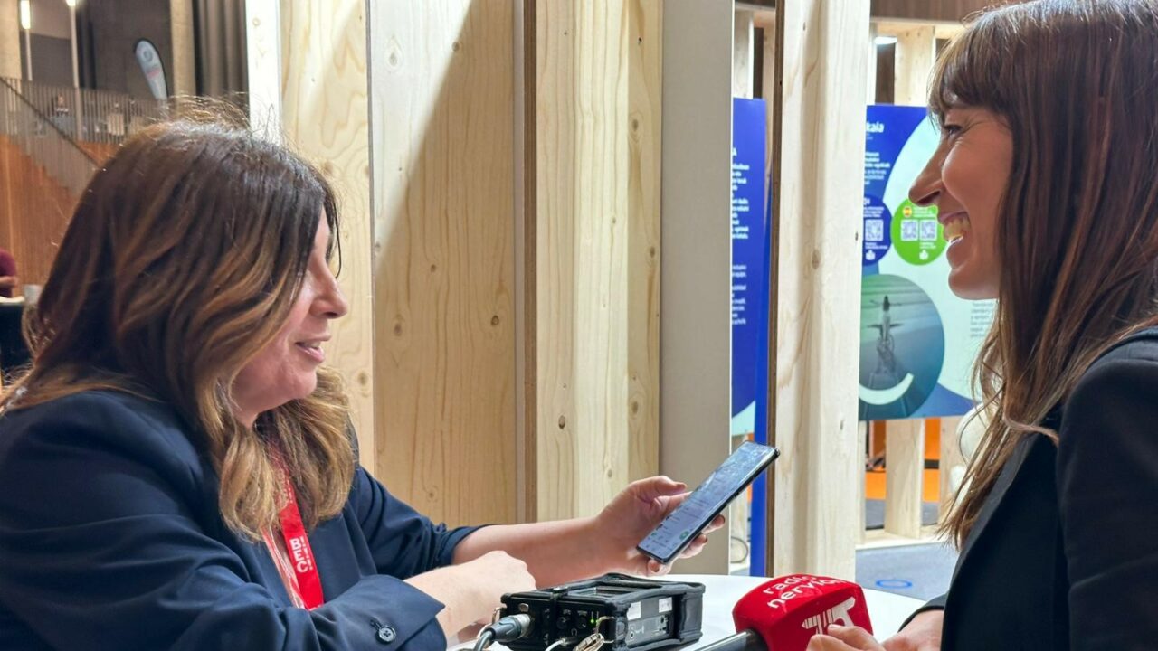 Leire Sáez, en el stand de Radio Nervión y Telebilbao en Expovacaciones: «No queremos números, queremos calidad y un turismo sostenible»