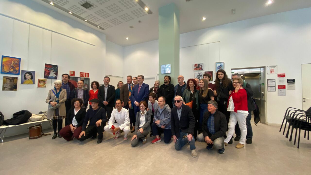 Placa homenaje a la fundadora de Salbatzaile Dantza Taldea Begoña Arroyo Aldekoa