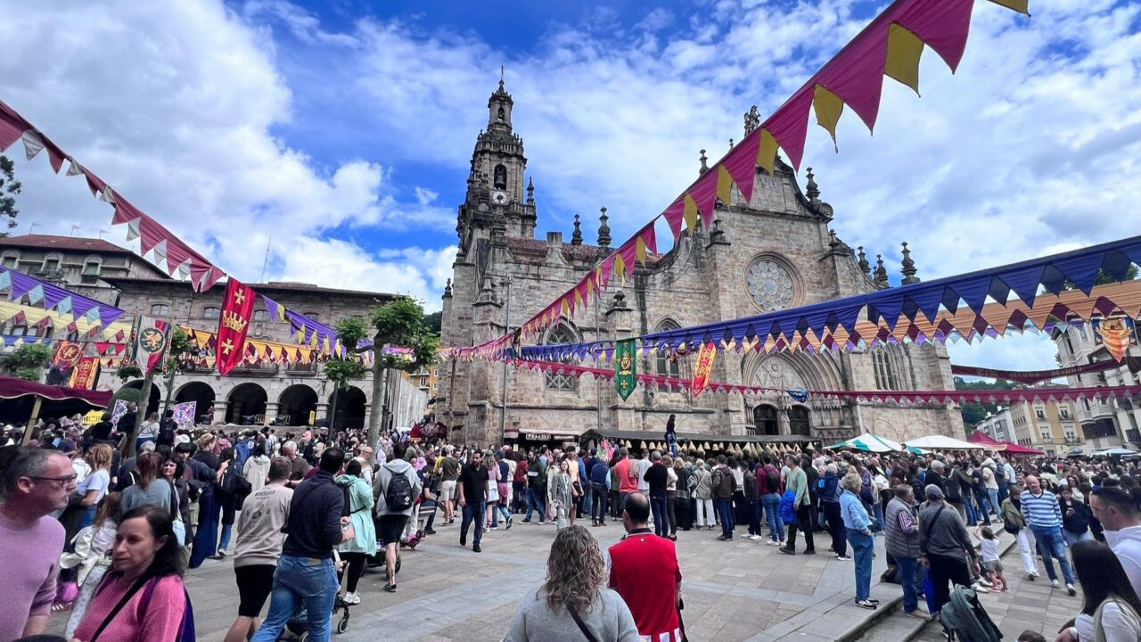 Éxito en Balmaseda: el mercado medieval encara su última jornada tras llenar de ambiente histórico el casco viejo