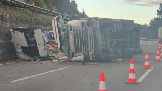 Espectacular accidente en la AP-68 en Zuia: un camión cruza la mediana y vuelca en sentido Zaragoza