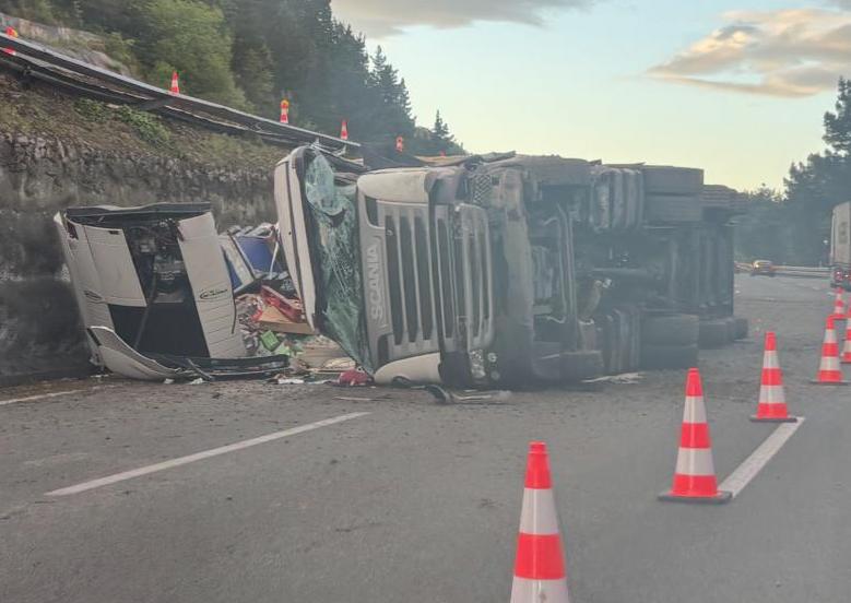Espectacular accidente en la AP-68 en Zuia: un camión cruza la mediana y vuelca en sentido Zaragoza
