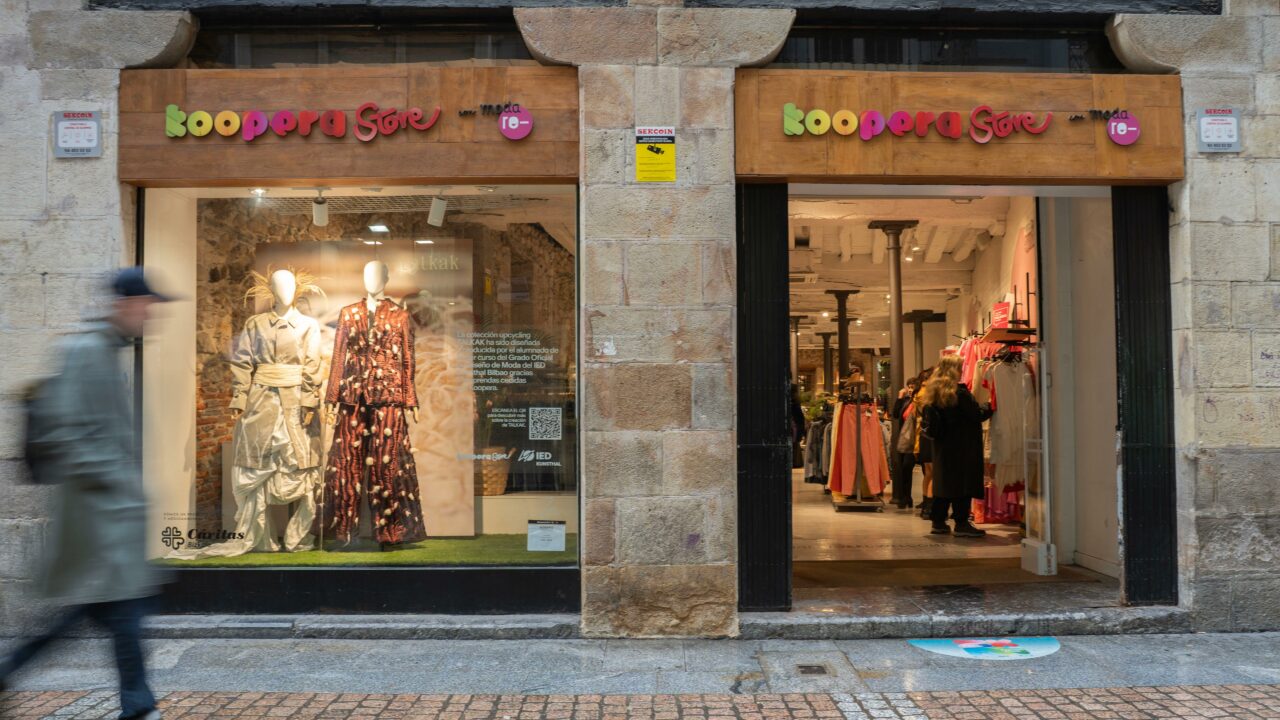 TALKAK lleva la moda sostenible del IED Kunsthal Bilbao a los escaparates de Koopera Store