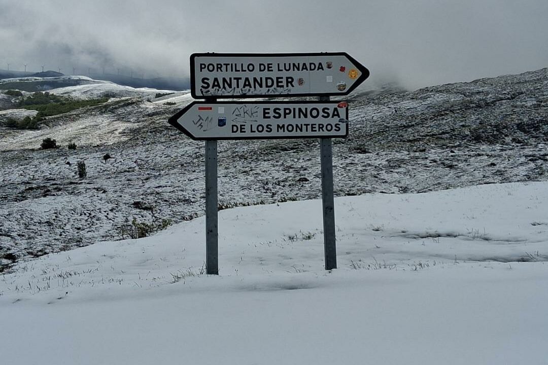 La nieve llega en pleno mes de mayo a este puerto de Burgos