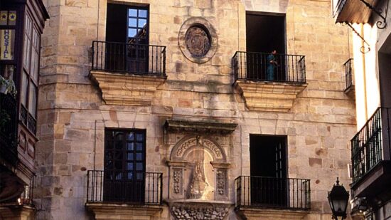 El secreto del Palacio Yohn de Bilbao: la leyenda del túnel del contrabando bajo el Casco Viejo