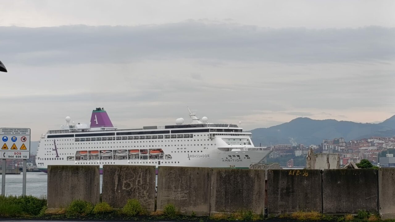 El crucero Ambition ya está en Getxo con 17 pasajeros aislados por gastroenteritis