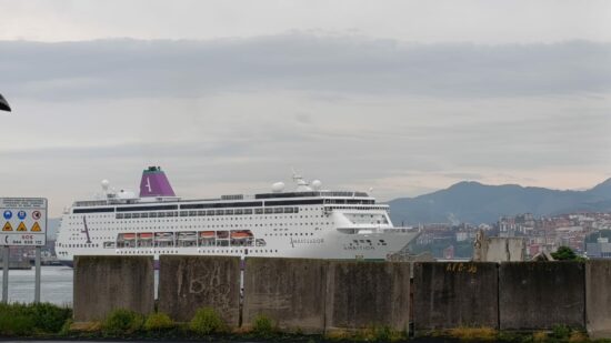 El crucero Ambition ya está en Getxo con 4 pasajeros aislados por gastroenteritis