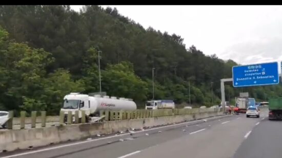 “Hay botellas y cajas por los dos sentidos”: un camión pierde la carga y corta dos carriles en Galdakao