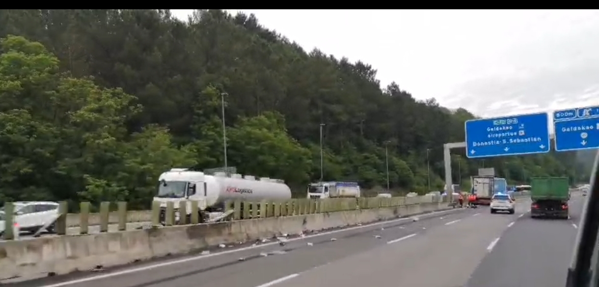 “Hay botellas y cajas por los dos sentidos”: un camión pierde la carga y corta dos carriles en Galdakao
