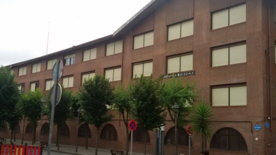 Las familias de Deustuko Ikastola denuncian que el proceso de integración con Deustuko Eskola es «una excusa para perpetrar recortes en la educación pública»