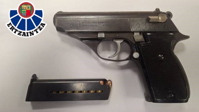 La Ertzaintza detiene a un hombre en Basauri tras localizar una pistola cargada en su coche