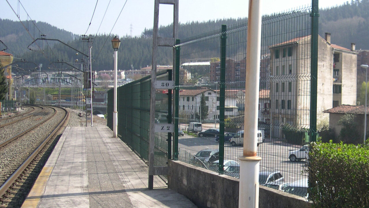 Adif blinda las vías de tren en Bilbao, Barakaldo y Sestao para evitar accidentes y pasos ilegales