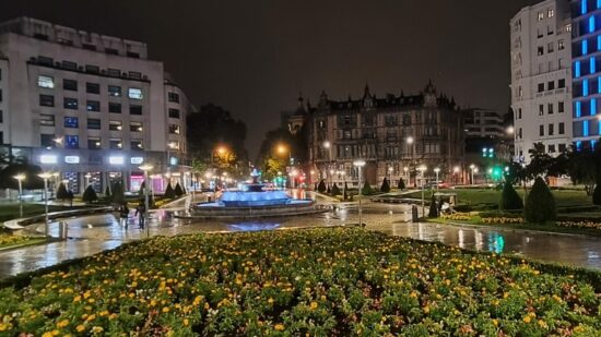 Así luce la nueva iluminación de Plaza Moyua tras la renovación del alumbrado en pleno centro de Bilbao