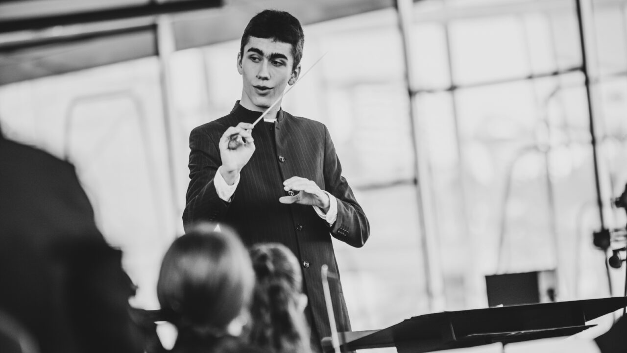 El joven director bilbaíno Nicolás Serrano hará vibrar El Arenal con un gran concierto de la Banda Municipal de Bilbao