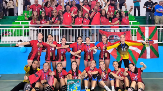 El equipo infantil del club de balonmano femenino Zuazo de Barakaldo hace historia 30 años después