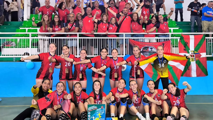 El equipo infantil del club de balonmano femenino Zuazo de Barakaldo hace historia 30 años después