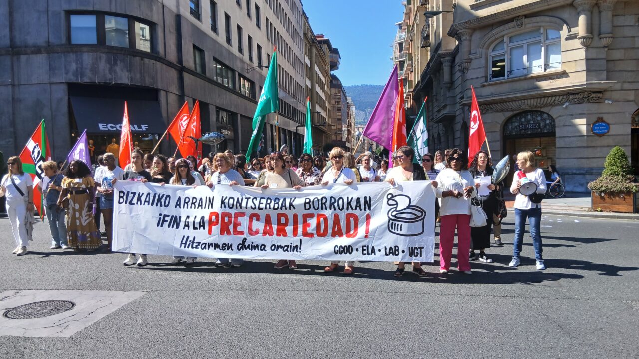 Más de 300 trabajadoras del sector de conservas de Bizkaia se movilizan en Bilbao