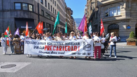 Más de 300 trabajadoras del sector de conservas de Bizkaia se movilizan en Bilbao